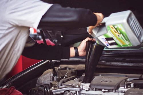 This Mechanic Compared New Transmission Fluid to 35,000 Mile Transmission Fluid