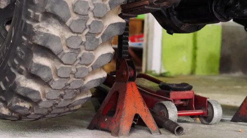 Hydraulic Vs. Screw Jacks: What's The Difference Between These Mechanic Tools?