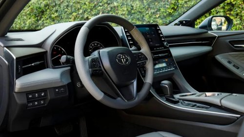 Toyota, Toyota Crown, The Toyota Crown Replaced the Avalon. Was It a Mistake?