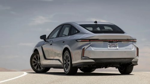 Tested: The Lexus ES 350h Hybrid Wonders What the Big Hurry Is