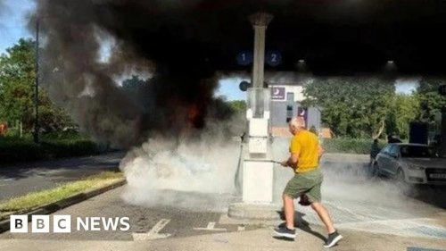 Pontiac, Vintage Pontiac Firebird Bursts Into Flames at Oxfordshire Petrol Station