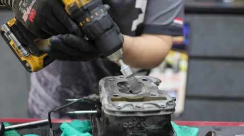 Here's How To Clean Your Engine Cylinder Heads At Home