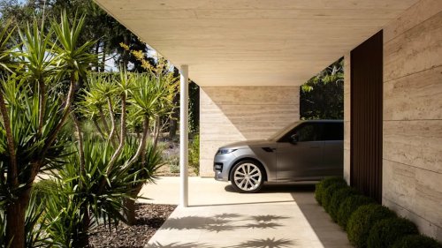 Is the 2026 Land Rover Range Rover P400 SE Worth Almost $130K? I'm Not Quite Convinced. Here's Why.