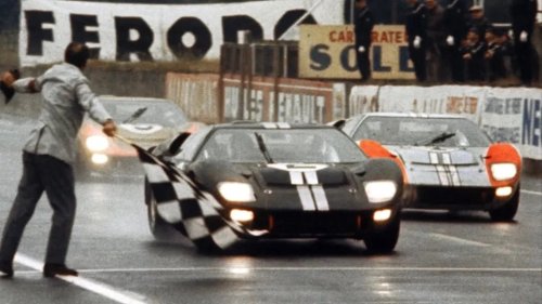 Ford, How the Iconic Le Mans 1966 Finish With the Ford GT40 Was Recreated at Goodwood