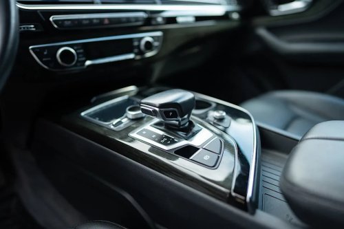 SEAT, Here’s What That Little Button on Your Seat Belt Is For
