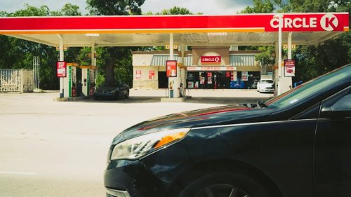A Mechanic Was Warned We Should Stop Pumping Gas When the Handle Clicks Off