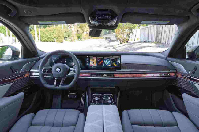 first drive of bmw’s all-electric i7: voice control and party tricks